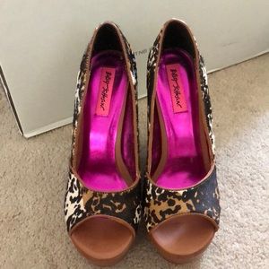 Betsey Johnson size 7 Lucyyy wedge heels!